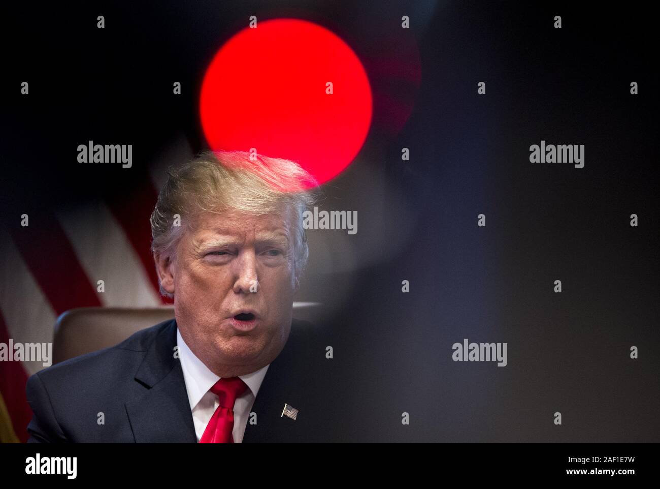 Washington, Stati Uniti. 12 Dic, 2019. Presidente Donald Trump parla con i giornalisti nel corso di una riunione del gabinetto presso la Casa Bianca a Washington DC, il 2 gennaio 2019. Trump ha detto di tenere il governo ha chiuso il più a lungo possibile fino a quando non si ottiene il finanziamento per il confine meridionale del muro. Foto di Kevin Dietsch/UPI Credito: UPI/Alamy Live News Foto Stock