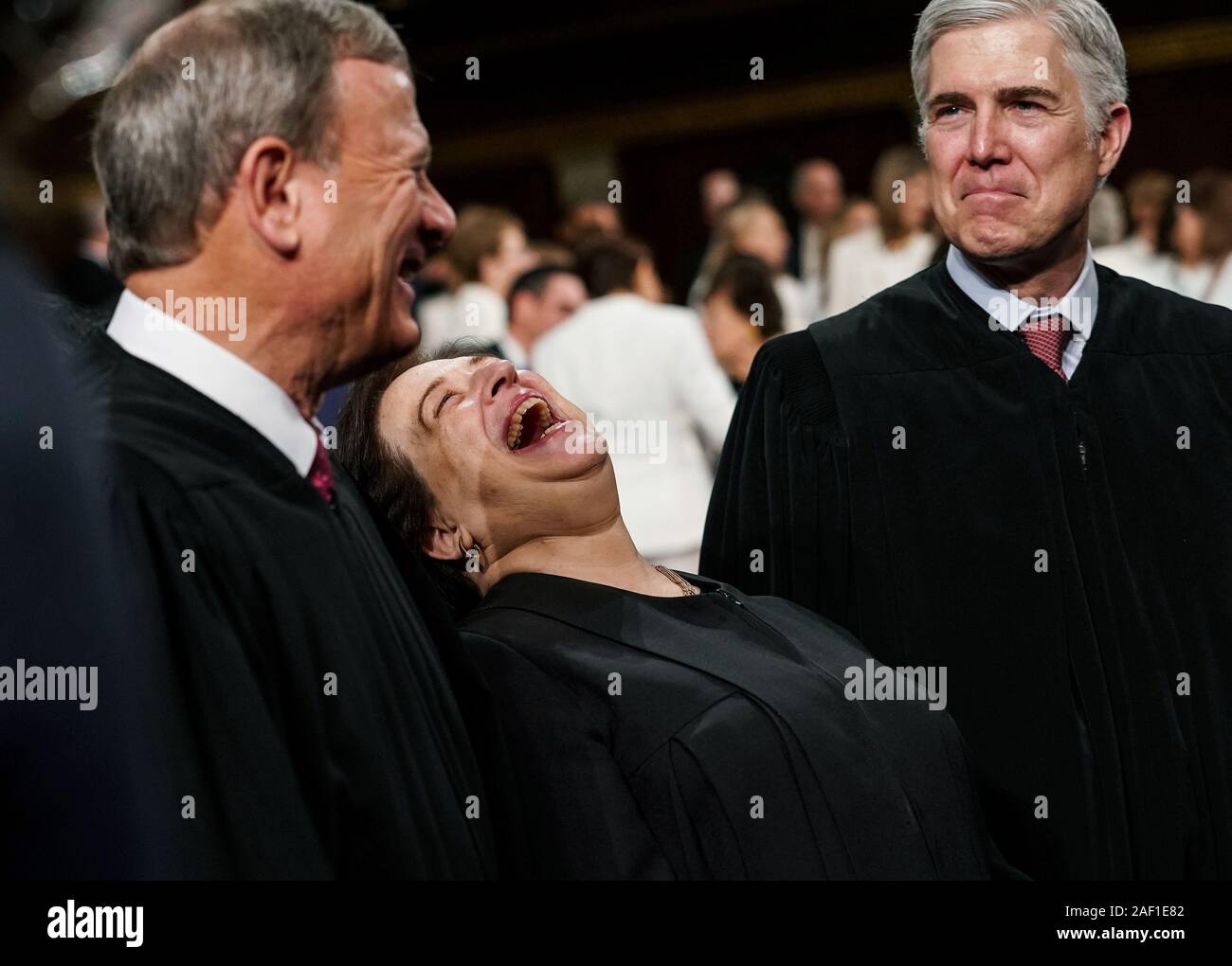 Washington, Stati Uniti. 12 Dic, 2019. La Corte suprema giudici John Roberts, Elena Kagan, e Neil Gorsuch condividere un momento al discorso sullo stato dell'Unione presso il Campidoglio di Washington, DC, il 5 febbraio 2019. Foto di Doug Mills/UPI Credito: UPI/Alamy Live News Foto Stock