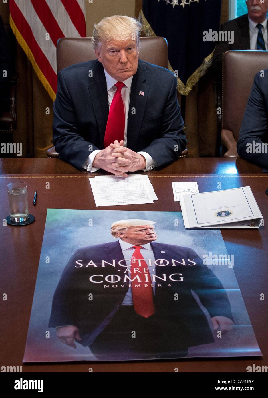 Washington, Stati Uniti. 12 Dic, 2019. Presidente Donald Trump parla con i giornalisti nel corso di una riunione del gabinetto come un poster sulle sanzioni è visto sul tavolo della casa bianca a Washington DC, il 2 gennaio 2019. Trump ha detto di tenere il governo ha chiuso il più a lungo possibile fino a quando non si ottiene il finanziamento per il confine meridionale del muro. Foto di Kevin Dietsch/UPI Credito: UPI/Alamy Live News Foto Stock