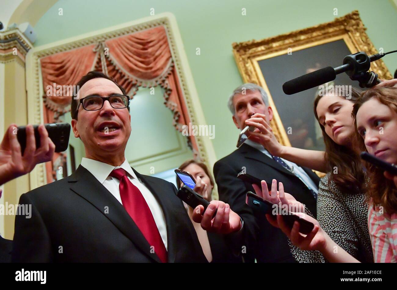 Washington, Stati Uniti. 12 Dic, 2019. Il segretario al Tesoro Steve Mnuchin parla con i giornalisti come egli si diparte la politica repubblicana pranzo al Campidoglio il 15 gennaio 2019, a Washington, DC Mnuchin era sulla Capitol Hill per discutere il russo sanzioni. Foto di Kevin Dietsch/UPI Credito: UPI/Alamy Live News Foto Stock