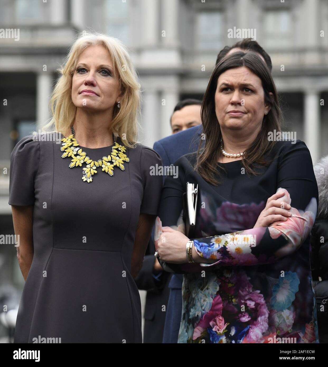 Washington, Stati Uniti. 12 Dic, 2019. Casa bianca consigliere Kellyanne Conway (L) e segretario stampa della Casa Bianca Sarah Huckabee Sanders ascoltare il commento di GOP leadership dopo l incontro con il presidente Donald Trump e la leadership democratica del governo continua shutdown, in Washington, DC, il 9 gennaio 2019. Foto di Mike Theiler/UPI Credito: UPI/Alamy Live News Foto Stock