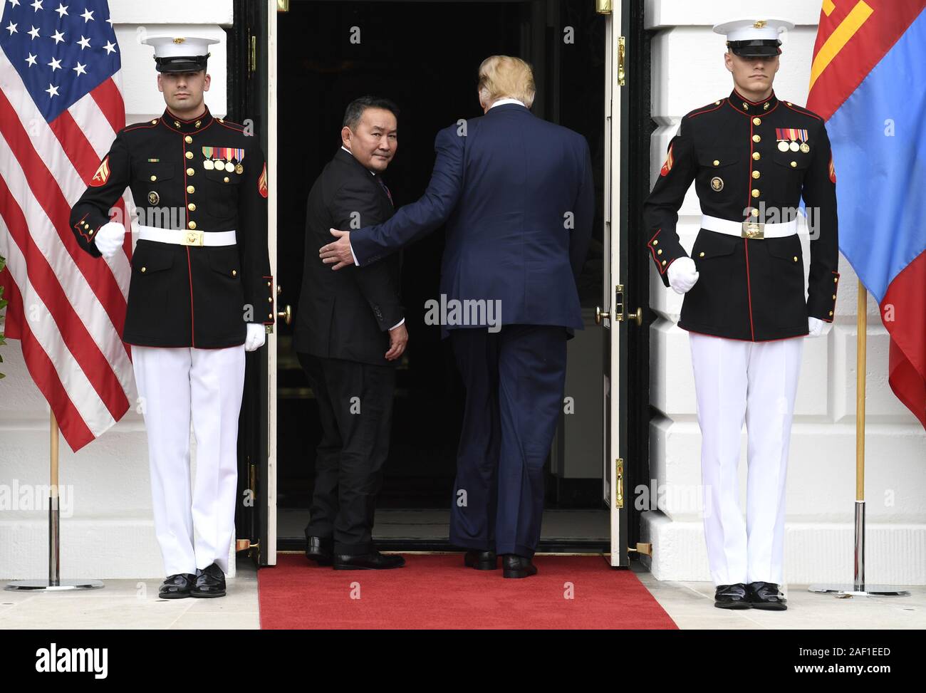 Washington, Stati Uniti. 12 Dic, 2019. Presidente Donald Trump (R) accompagnatori della Mongolia il Presidente Khaltmaagiin Battulga come egli arriva alla Casa Bianca sulla luglio 31, 2019, Washington, DC i leader sono attesi per discutere di commercio e questioni militari durante la visita bilaterale. Foto di Mike Theiler/UPI Credito: UPI/Alamy Live News Foto Stock