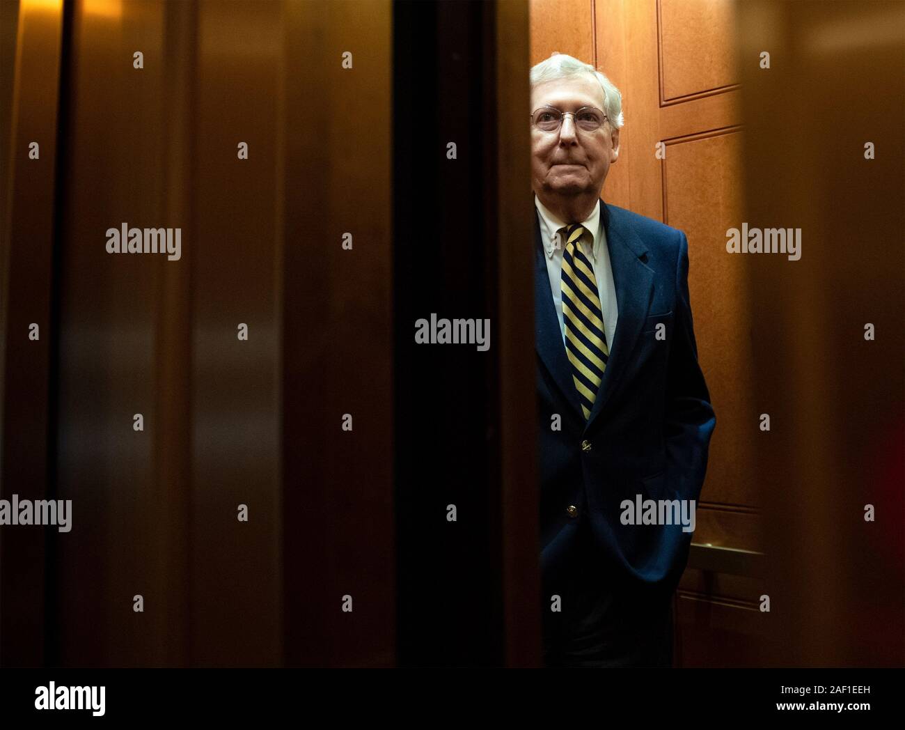 Washington, Stati Uniti. 12 Dic, 2019. Il leader della maggioranza del senato Mitch McConnell, R-ky, cavalca un ascensore su Capitol Hill a Washington DC, il 25 marzo 2019. Nel corso del weekend special Counsel Robert Mueller la relazione di potenziale in collusione tra la campagna di briscola e la Russia è stato rilasciato e, secondo il Procuratore Generale Barr, non hanno mostrato alcuna evidenza di collusione tra la campagna di briscola e la Russia. Foto di Kevin Dietsch/UPI Credito: UPI/Alamy Live News Foto Stock