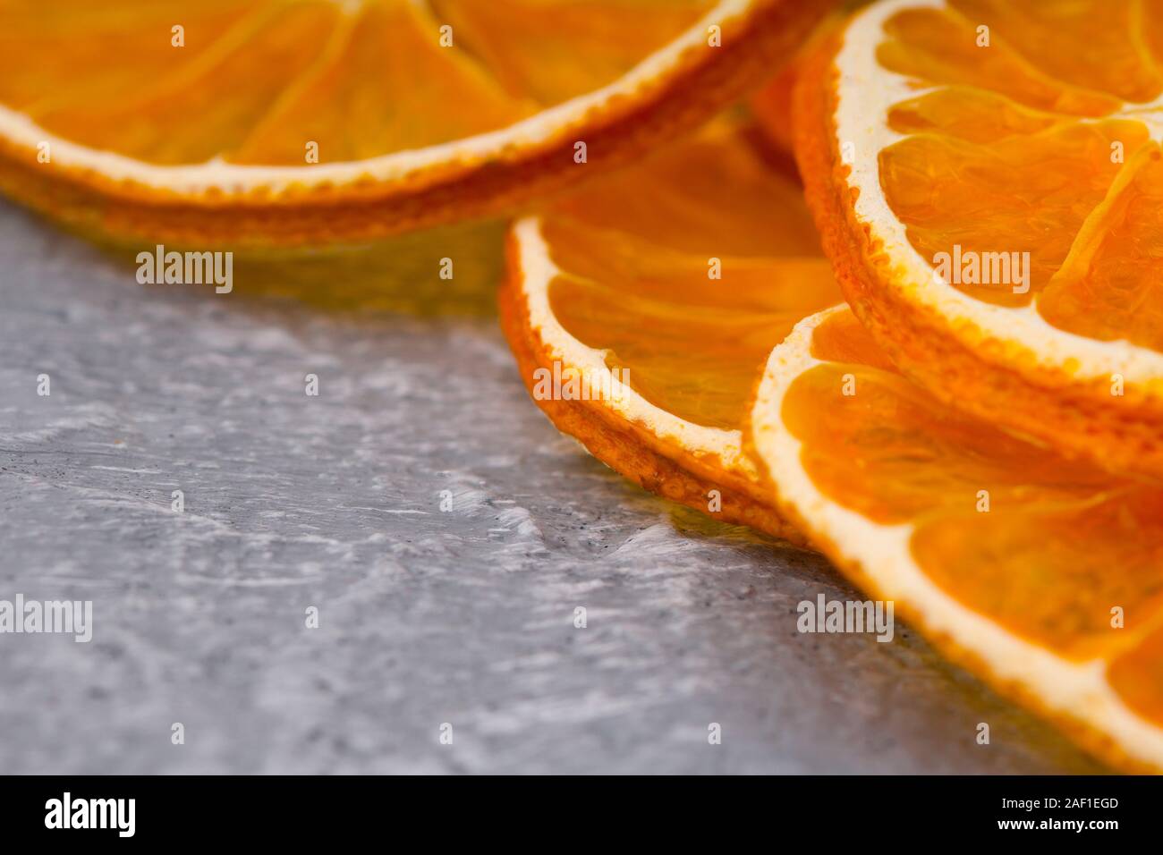 Primo piano della essiccato fettine di arancia sul substrato di pietra Foto Stock