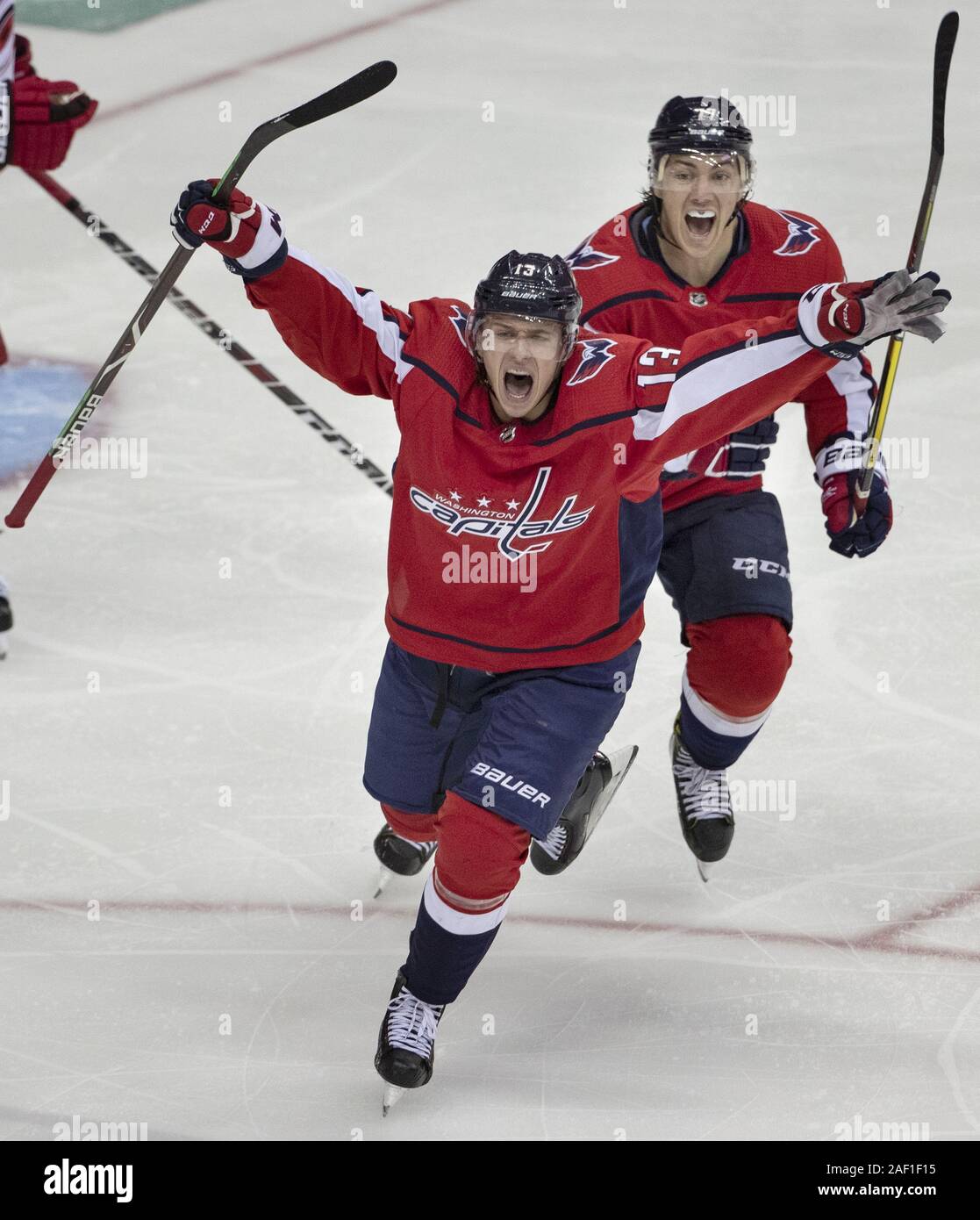 Washington, Stati Uniti. 12 Dic, 2019. Washington capitelli giocatori festeggiare dopo Washington capitelli defenceman Brooks Orpik (44) ha segnato il gioco-gol vincente contro Carolina Hurricanes goaltender Petr Mrazek durante le ore di lavoro straordinario periodo al capitale una arena di Washington il 13 aprile 2019. Capitali di Washington portano il meglio della serie 7 con una vittoria. Foto di Alex Edelman/UPI Credito: UPI/Alamy Live News Foto Stock