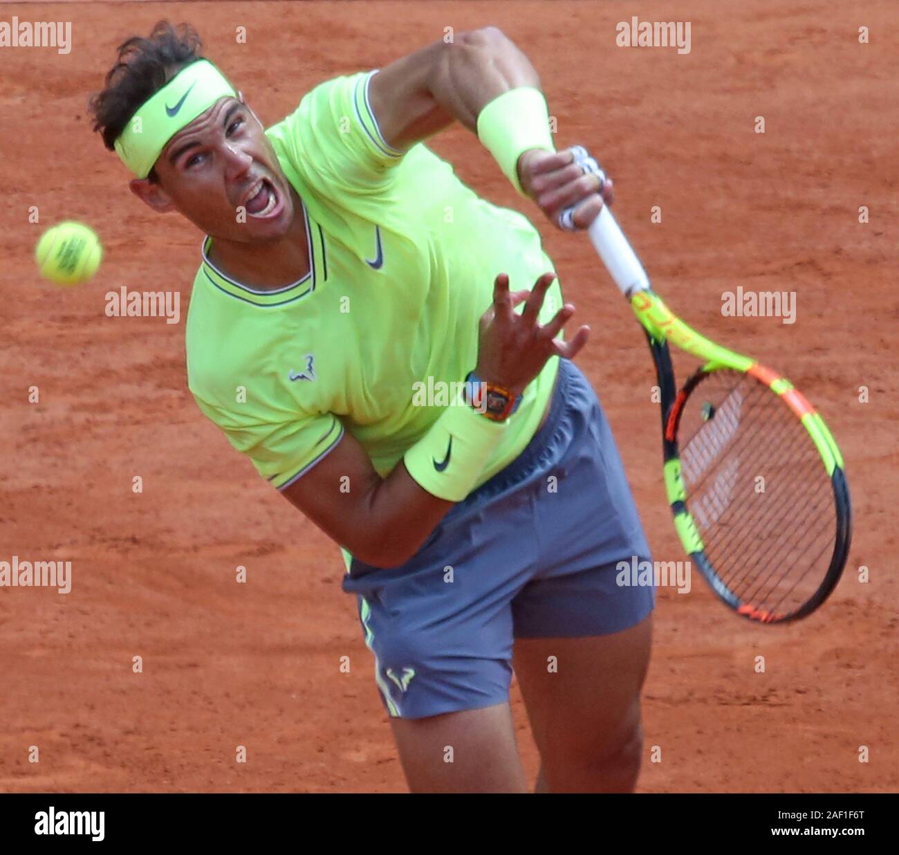 Parigi, Francia. 12 Dic, 2019. Rafael Nadal di Spagna colpisce un servire durante il suo French Open uomini partita finale contro Dominic Thiem dell'Austria al Roland Garros di Parigi il 9 giugno 2019. Foto di David Silpa/UPI Credito: UPI/Alamy Live News Foto Stock