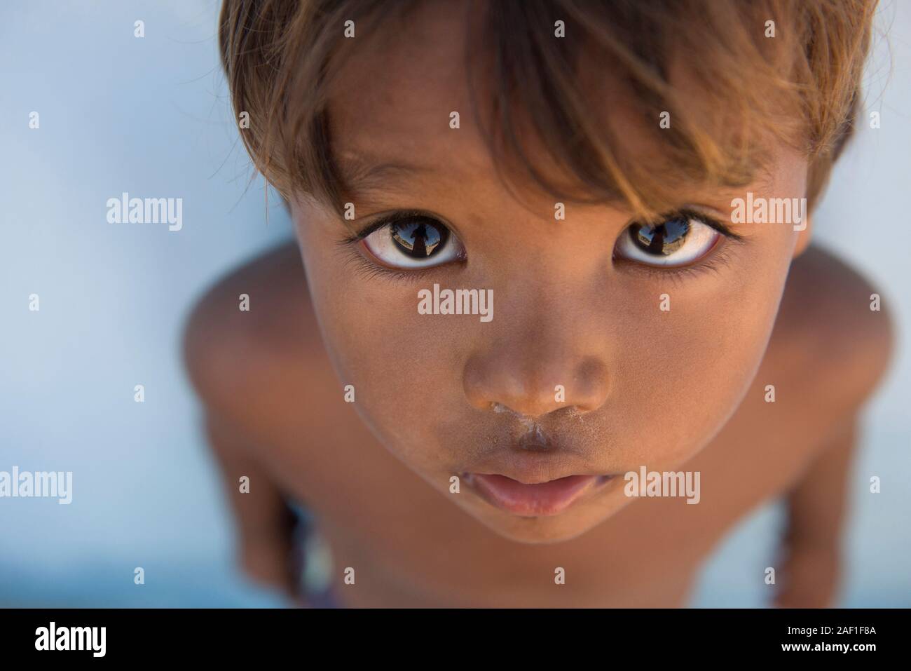 Santa Cruz Cabralia, Bahia, Brasile - 28 luglio 2016: Piccolo ragazzo brasiliano indigeno della comunità di Pataxo di Coroa Vermelha Foto Stock