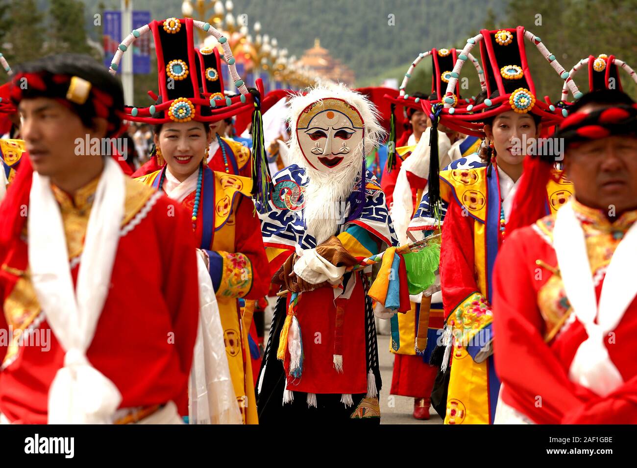 Gannan, Cina. 12 Dic, 2019. Tibetani vestito in abiti etnici e costumi, celebrare l'apertura del Dunhuang Silk Road Turismo Internazionale Festival tenutosi a Gannan, una delle città principali nella provincia di Gansu tibetano della Regione autonoma, Martedì, 30 agosto 2019. La zona è una parte chiave della Cina le massicce e cinghia di iniziativa su strada, dove lo sviluppo futuro servirà ad alleviare la povertà e di migliorare l'istruzione nella regione tibetana. Foto di Stefano rasoio/UPI Credito: UPI/Alamy Live News Foto Stock