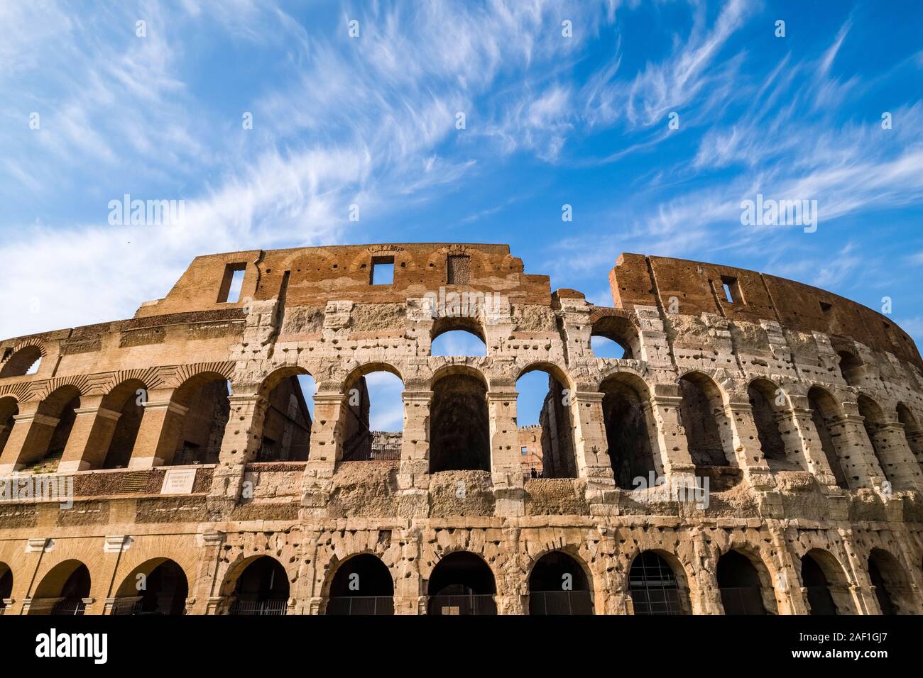 Il Colosseo o il Colosseo, un anfiteatro ovale nel centro della città, visibile dall'esterno Foto Stock