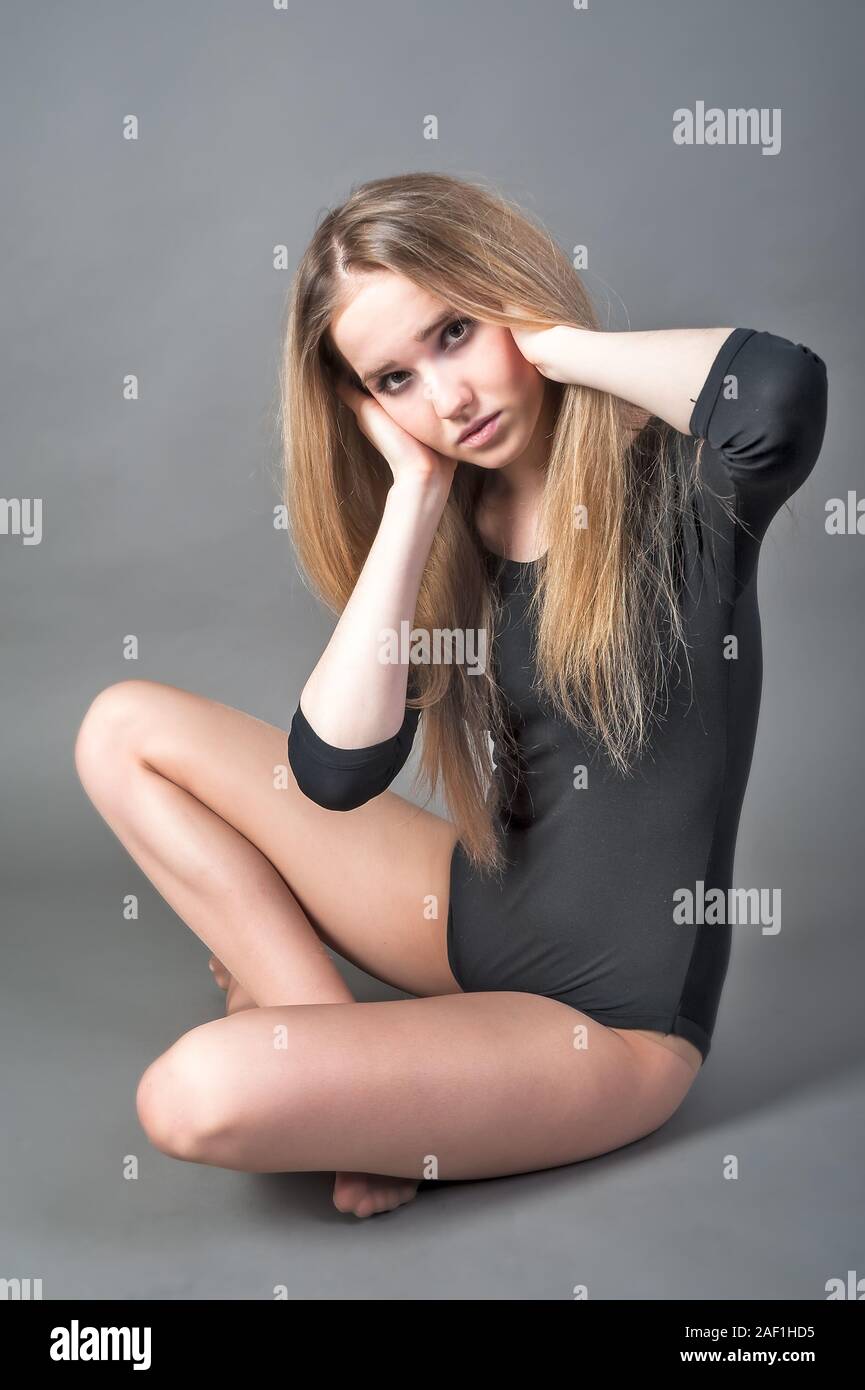 Attraente cool donna con non sente gesto Foto Stock