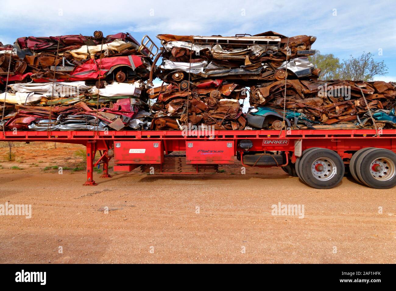 Schiacciate i veicoli a motore su camion rimorchio , West Kimberley, Australia occidentale Foto Stock