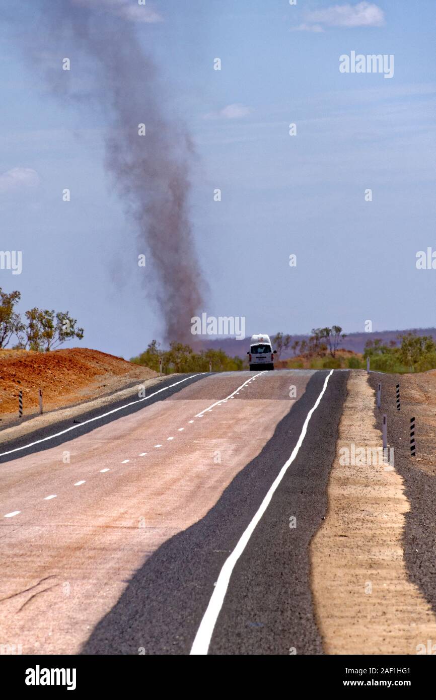 Diavolo di polvere o Willie-Willie sulla grande autostrada settentrionale in estreme condizioni di calore, West Kimberley, Australia occidentale Foto Stock