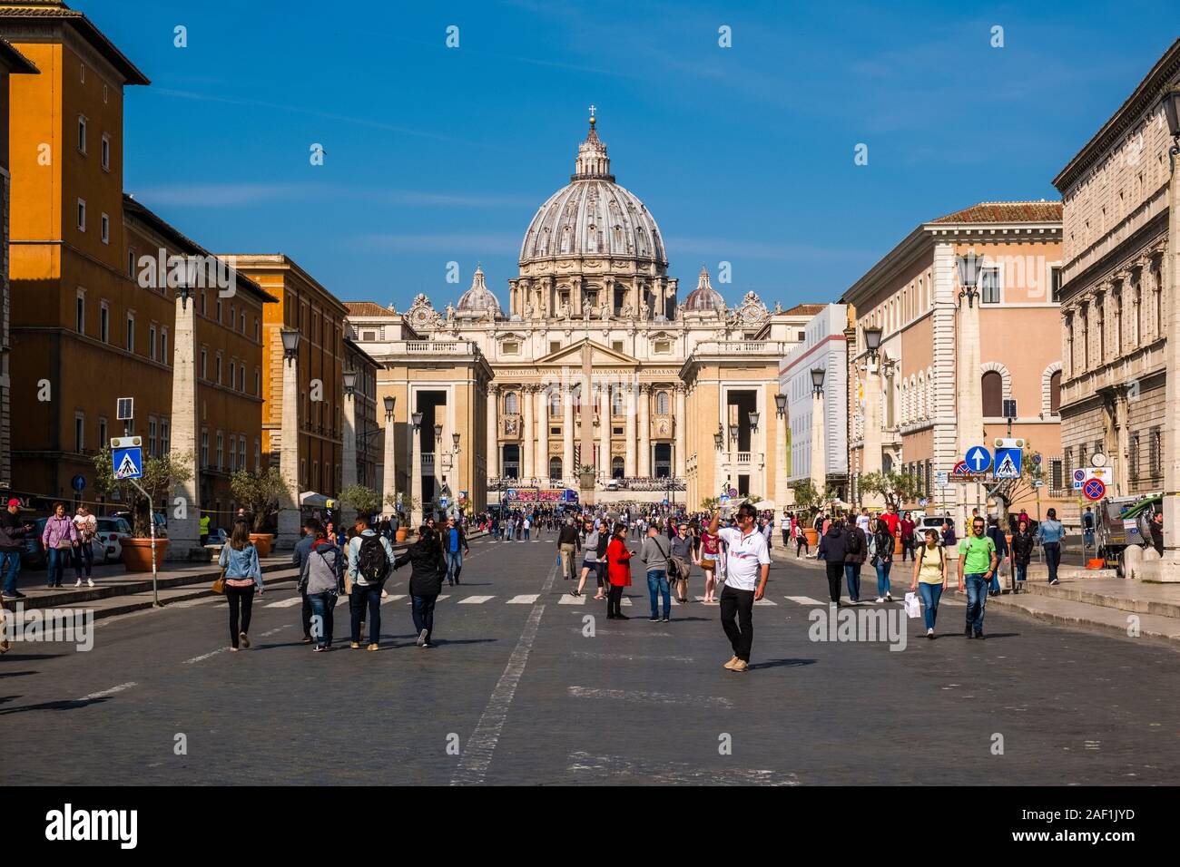 Ampia strada che conduce a Piazza San Pietro e la Basilica Papale di San Pietro, Basilica di San Pietro Foto Stock
