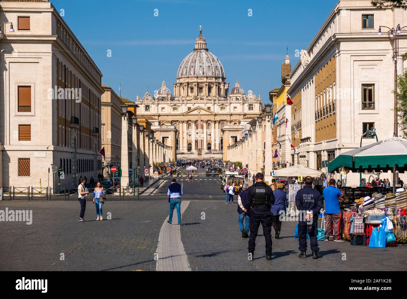Due uomini di polizia a guardare la larga strada che conduce a Piazza San Pietro e la Basilica Papale di San Pietro, Basilica di San Pietro Foto Stock