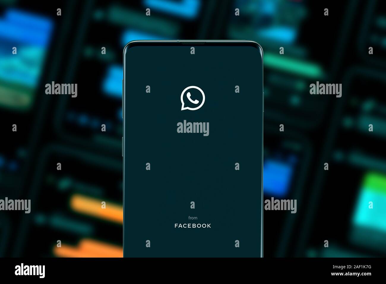 Smart phone con il logo di: WhatsApp da Facebook, i social network più diffusi in tutto il mondo. Gli Stati Uniti, California, 10 Dicembre 2019 Foto Stock