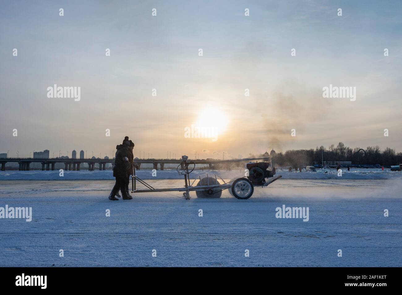 (191212) -- HARBIN, Dic 12, 2019 (Xinhua) -- lavoratori raccogliere il ghiaccio dal fiume Songhua ad Harbin, capitale del nord-est della Cina di Provincia di Heilongjiang, Dic 11, 2019. Cubetti di ghiaccio raccolti dall'congelati fiume Songhua verrà utilizzato nel prossimo snow festival di Harbin. (Foto di Xie Jianfei/Xinhua) Foto Stock