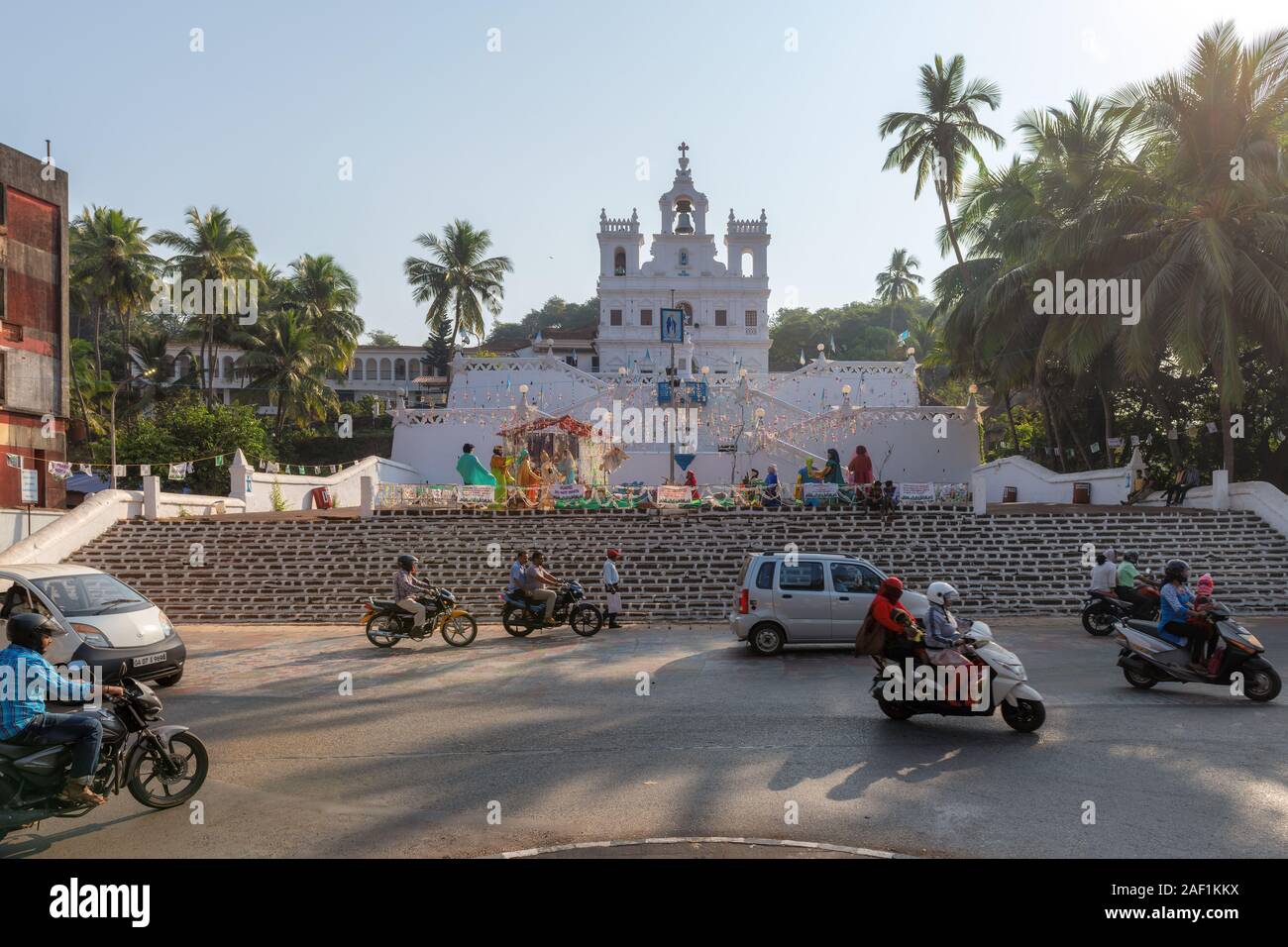 Strada di città in Goa, vicino alla chiesa cattolica di Nostra Signora dell Immacolata Concezione di Panaji, Goa, India Foto Stock