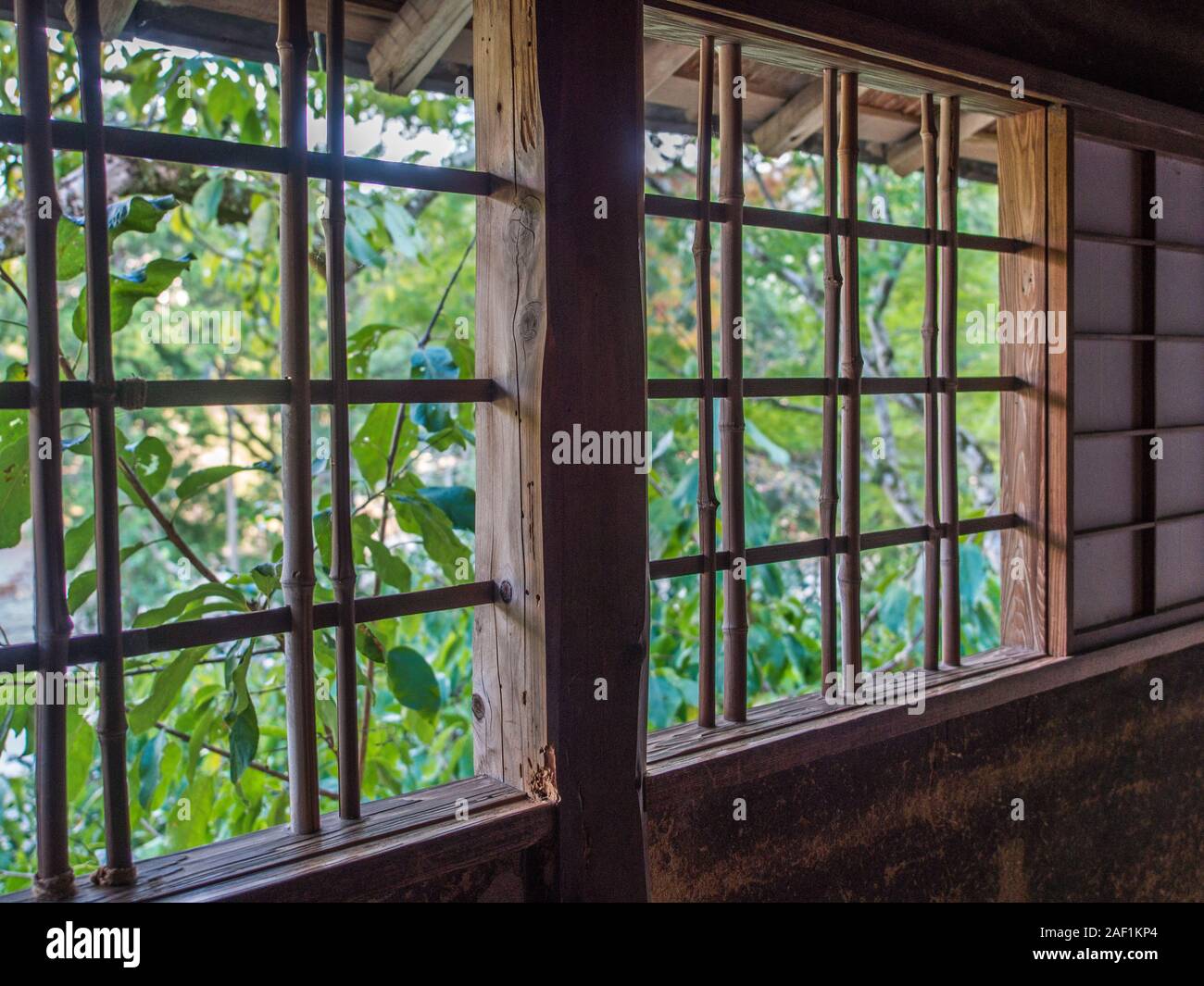 Traliccio windows e foglia verde giardino, Garyusanso, Ozu, Ehime Shikoku Giappone Foto Stock