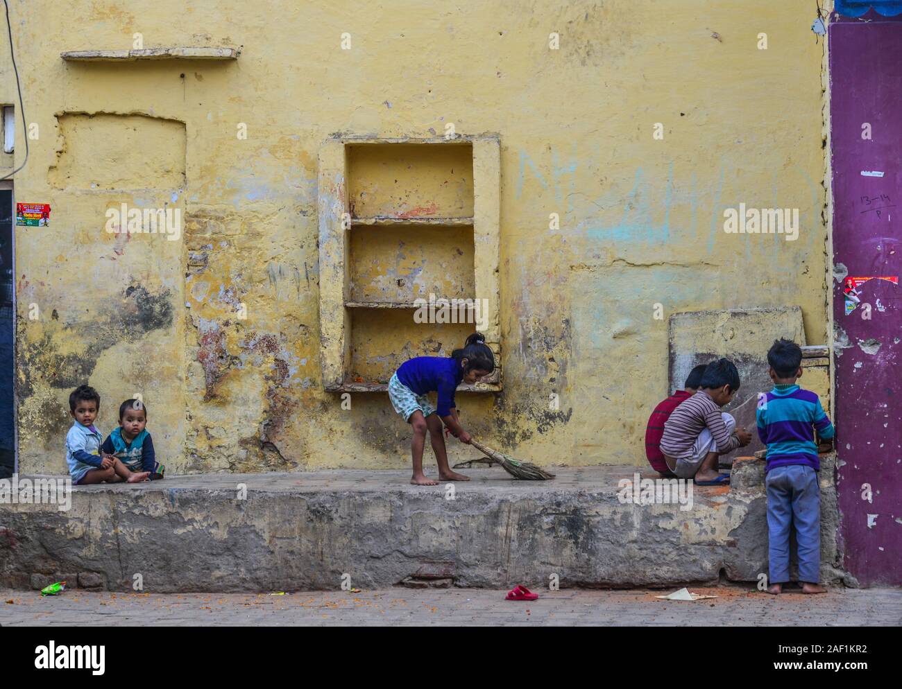 Agra, India - Nov 11, 2017. Bambini che giocano al mercato di strada vicino al Taj Mahal di Agra, India. L India è il secondo paese più popoloso (1,350,000). Foto Stock