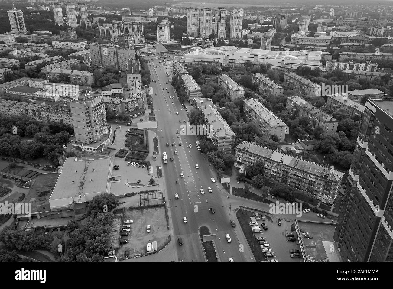 In bianco e nero vista aerea nella città con un gran numero di aree densamente costruite case e grattacieli in Novosibirsk con infrastrutture, trasporti Foto Stock