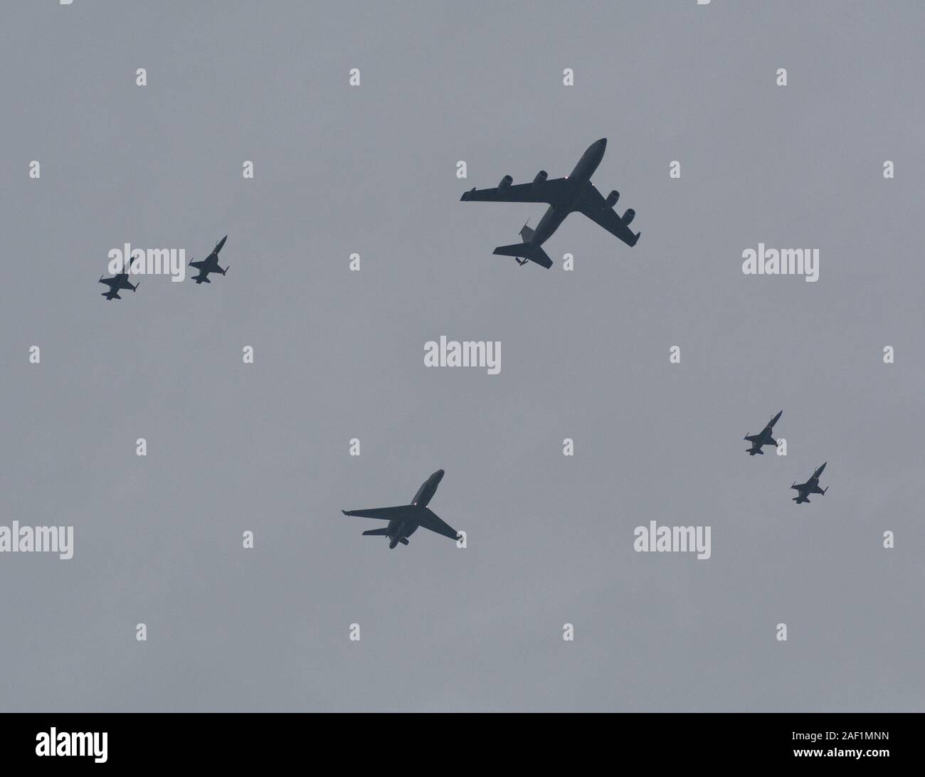 Singapore - Lug 4, 2015. Singapore Air Force (RSAF) jet fighter fly pass su Marina Bay Sands in Singapore National Day Parade (SG50) prove. Foto Stock