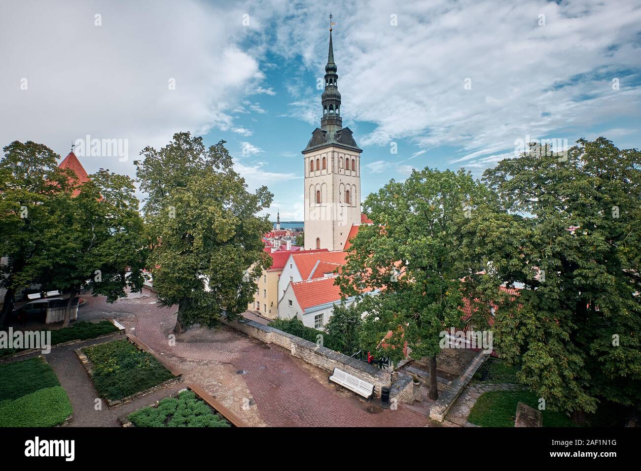 Il punto di vista della chiesa di San Nicola (Niguliste Kirik) da Toompea Hill nella città vecchia di Tallinn, Estonia Foto Stock