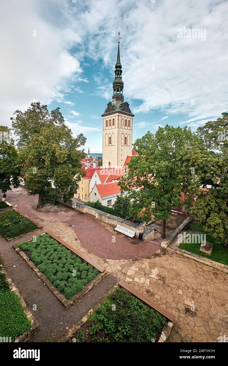 Il punto di vista della chiesa di San Nicola (Niguliste Kirik) da Toompea Hill nella città vecchia di Tallinn, Estonia Foto Stock