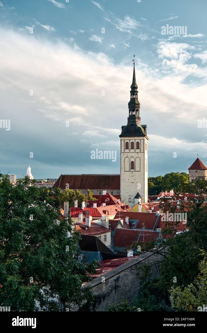 Il punto di vista della chiesa di San Nicola (Niguliste Kirik) da Toompea Hill nella città vecchia di Tallinn, Estonia Foto Stock