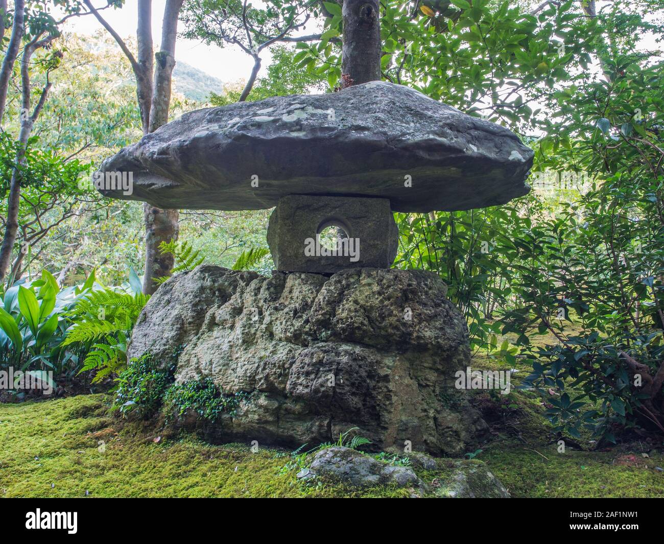 Foglia verde e rocce, giardino Giapponese con ishidoro lanterna di pietra, Garyusanso, Ozu, Ehime Shikoku Giappone Foto Stock