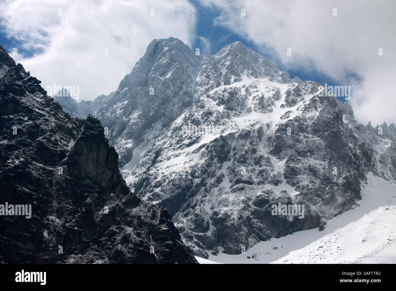 Montagne rocciose coperte di neve, Pysny Stit, Monti Tatra, Slovacchia Foto Stock