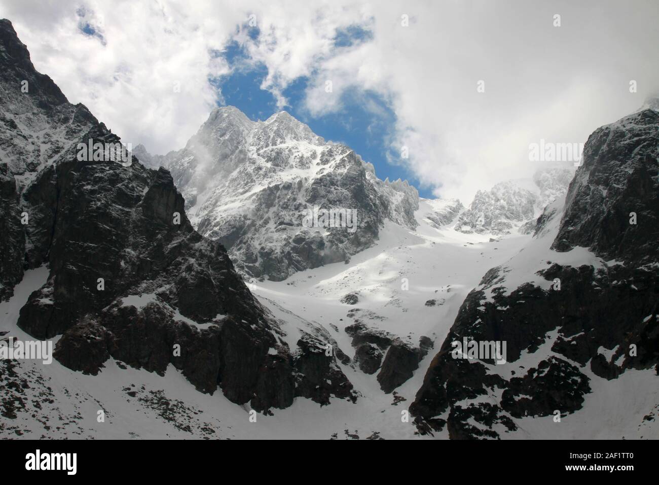 Montagne rocciose coperte di neve, Pysny Stit, Monti Tatra, Slovacchia Foto Stock