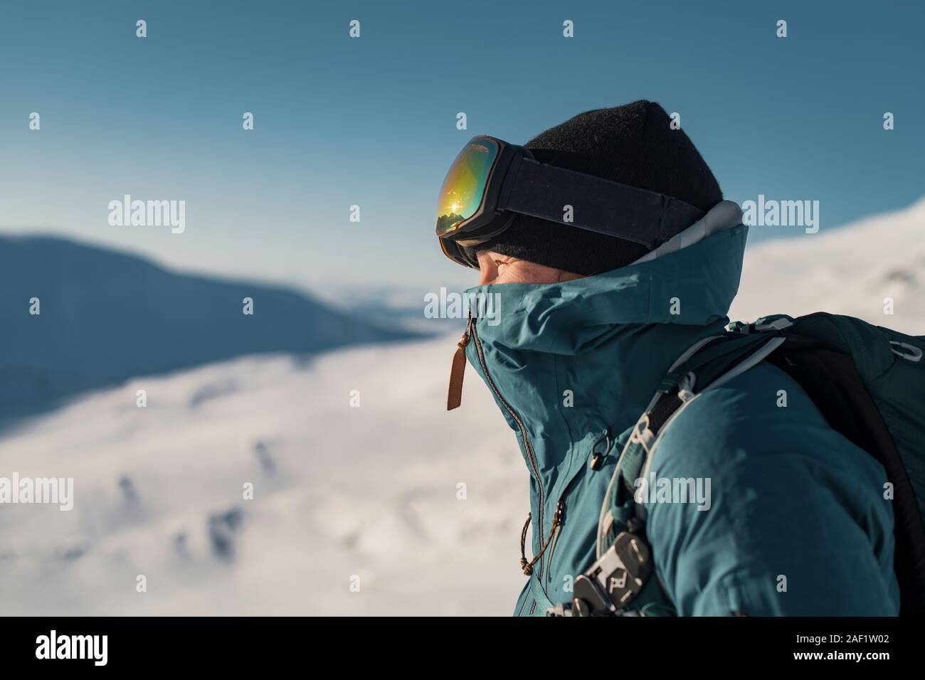 Sciatore in montagna Foto Stock