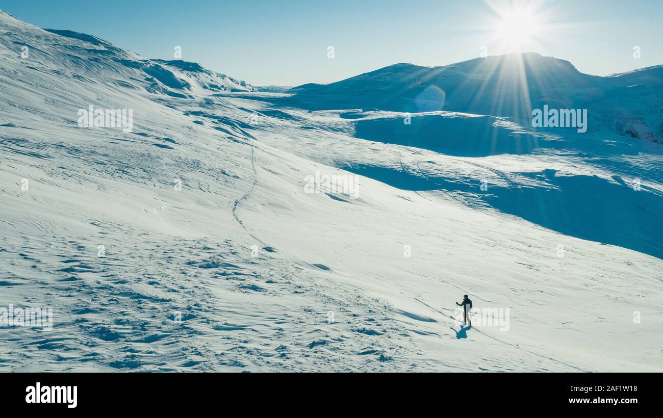 Sciatore in montagna Foto Stock