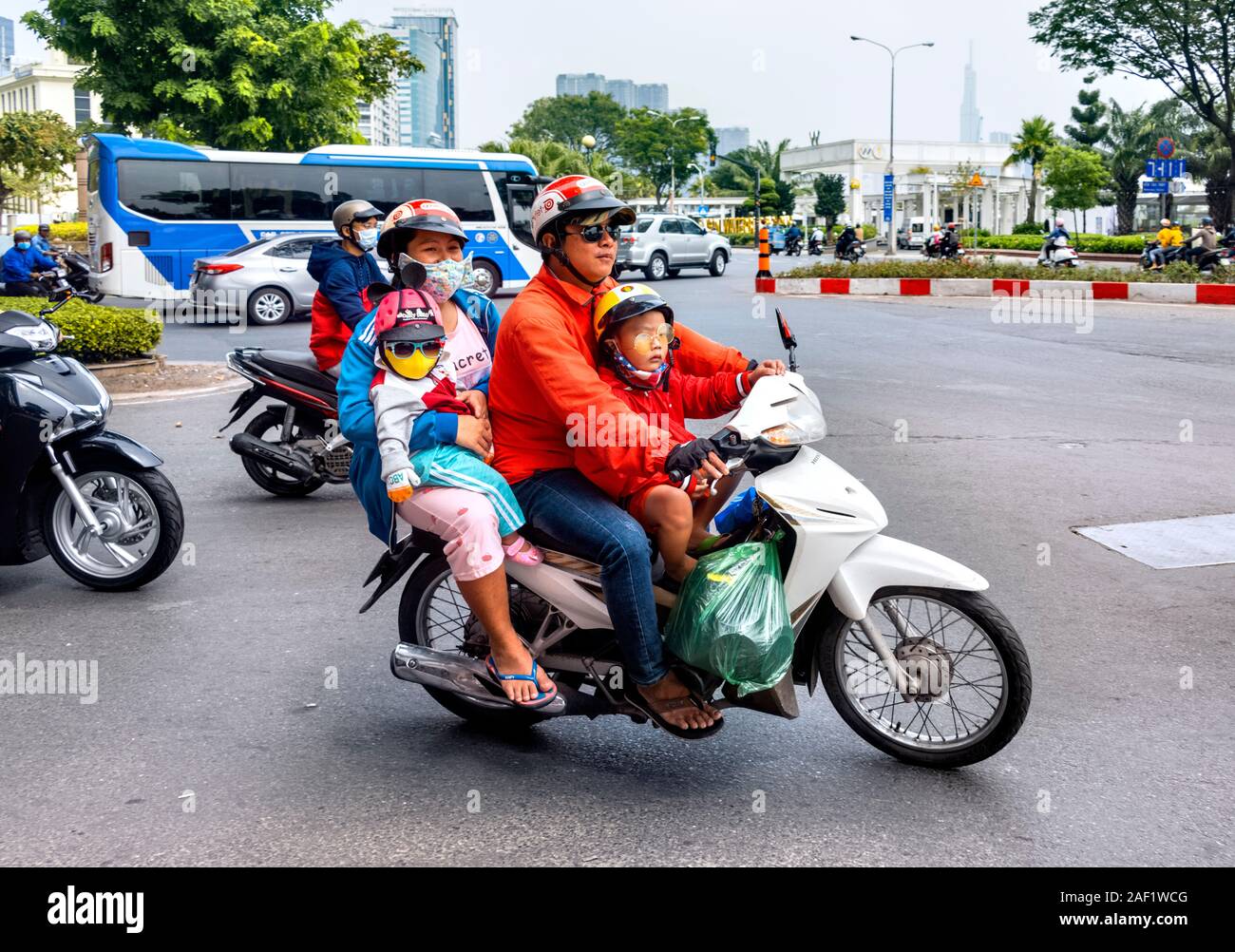 Ho Chi Minh City in precedenza Saigon - famiglia di quattro moto a cavallo Foto Stock