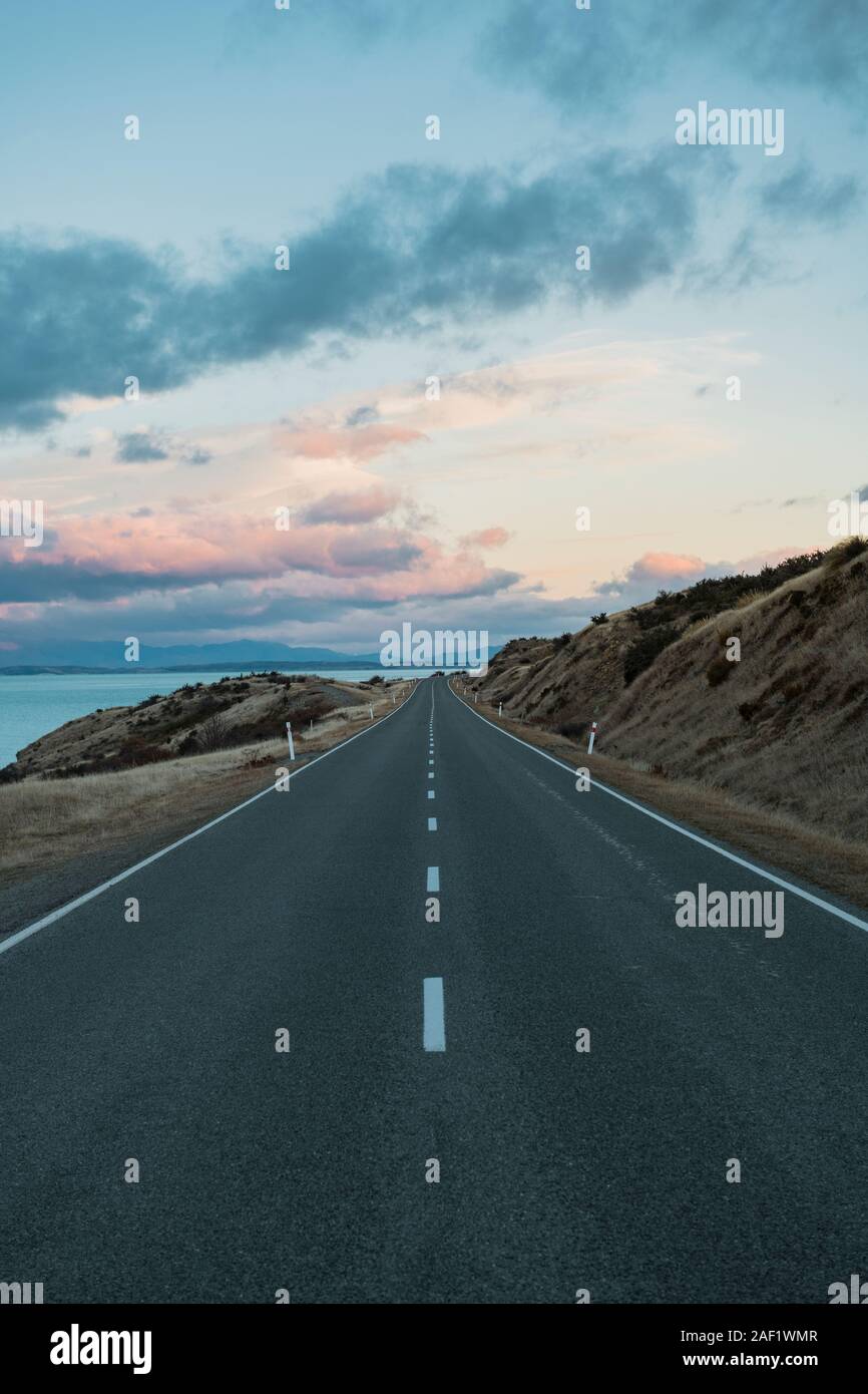 Strada con le montagne sullo sfondo Foto Stock