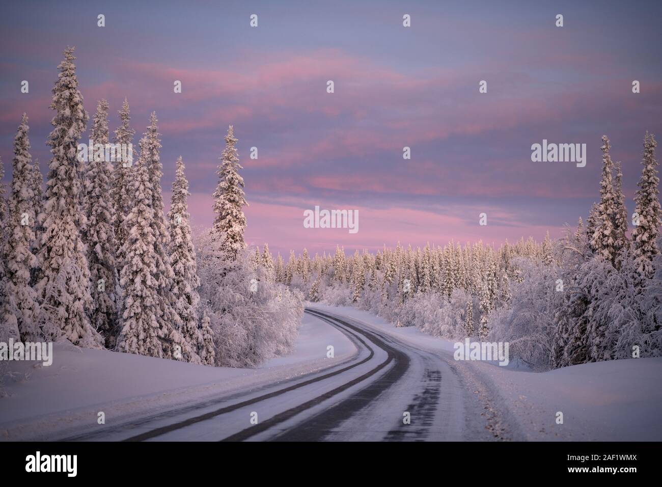 Strada invernale al tramonto Foto Stock