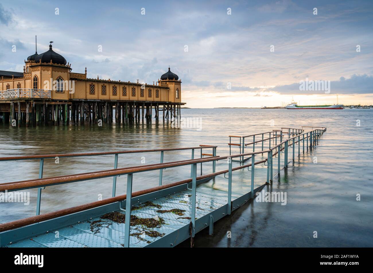 Pontile a mare calmo Foto Stock