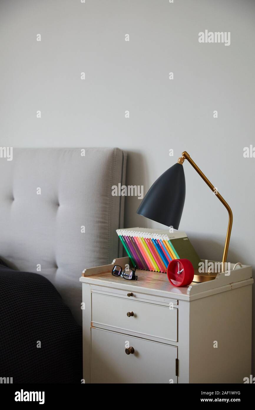 Comodino con libri sulla parte superiore Foto Stock