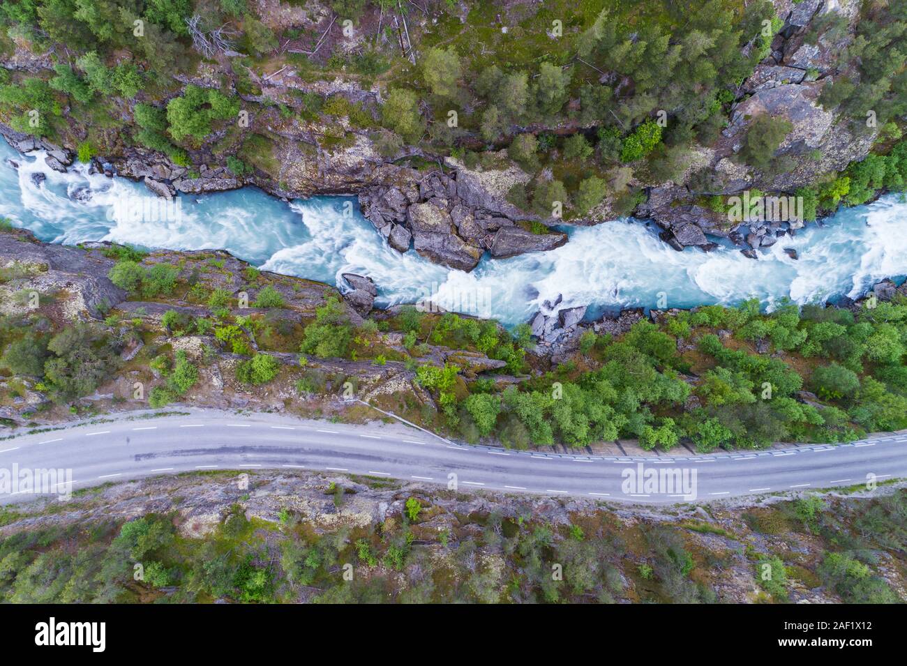 Vista aerea del fiume di montagna e strade di campagna Foto Stock