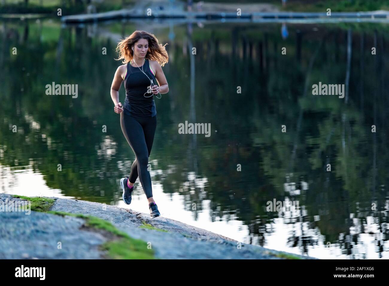 Donna jogging al di fuori Foto Stock