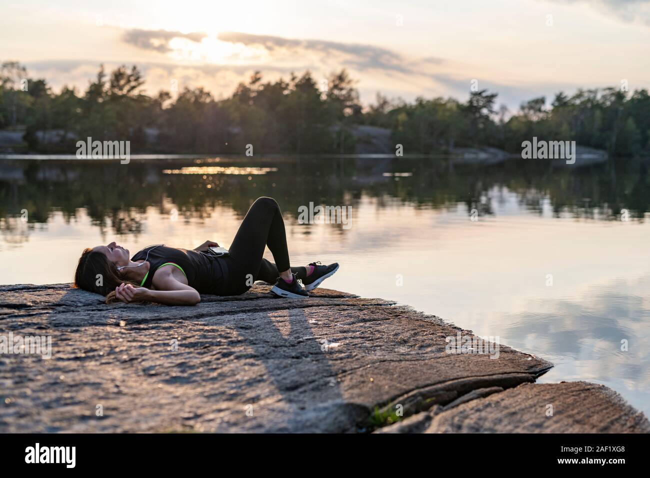 Donna relax al lago Foto Stock