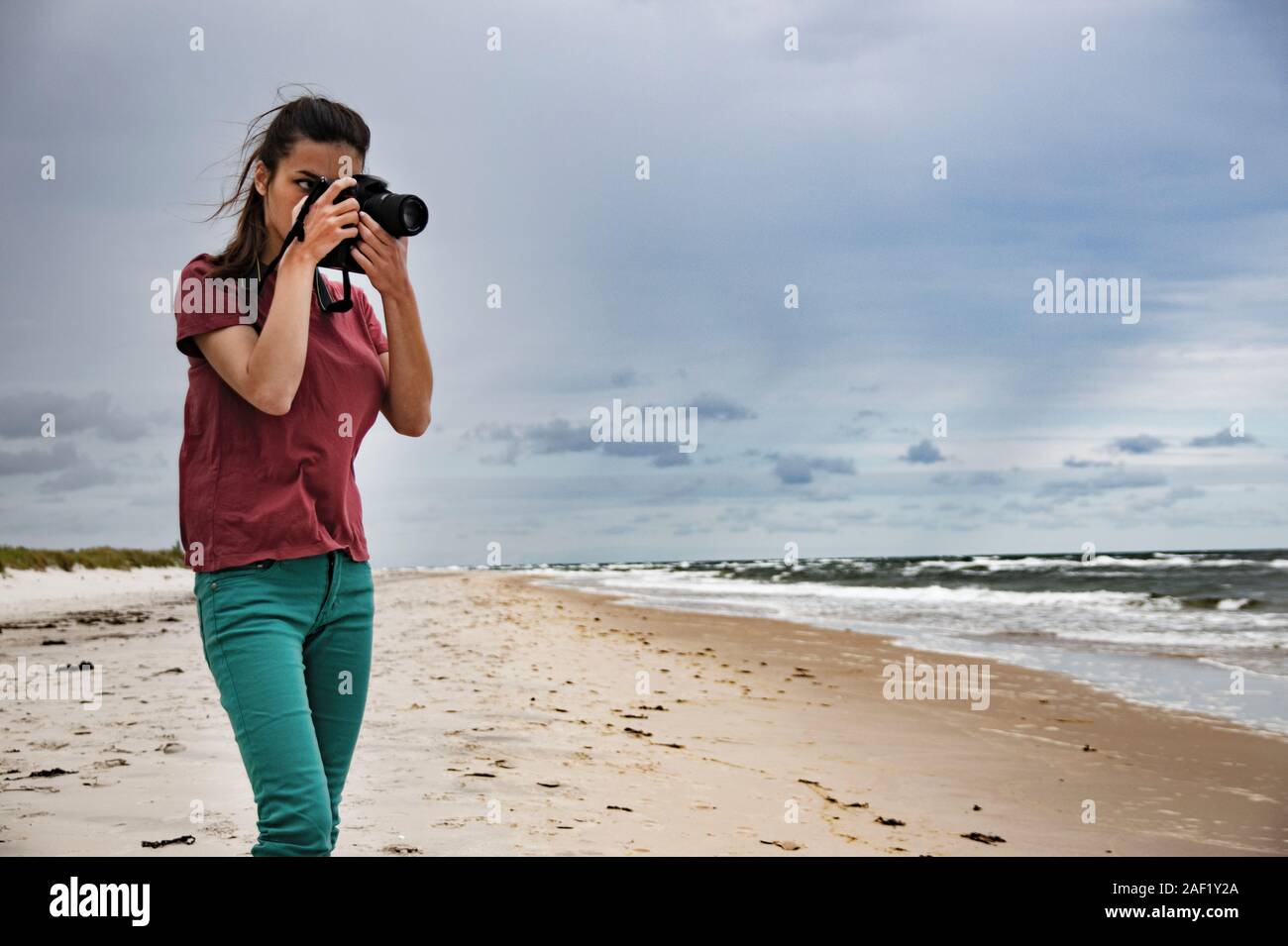 Fotografo femmina con la fotocamera Foto Stock