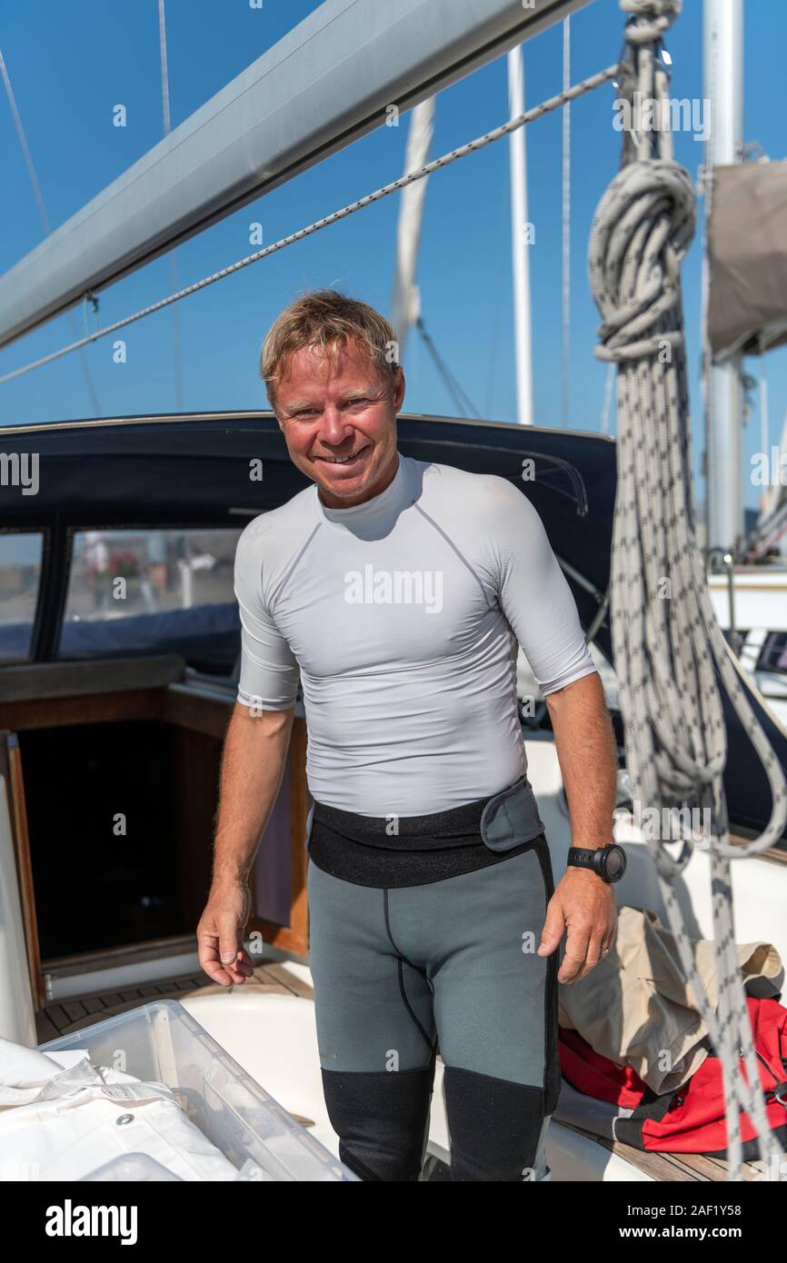 Uomo sorridente in barca guardando la fotocamera Foto Stock
