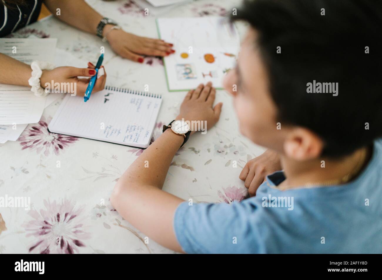 I bambini a fare i compiti di scuola Foto Stock