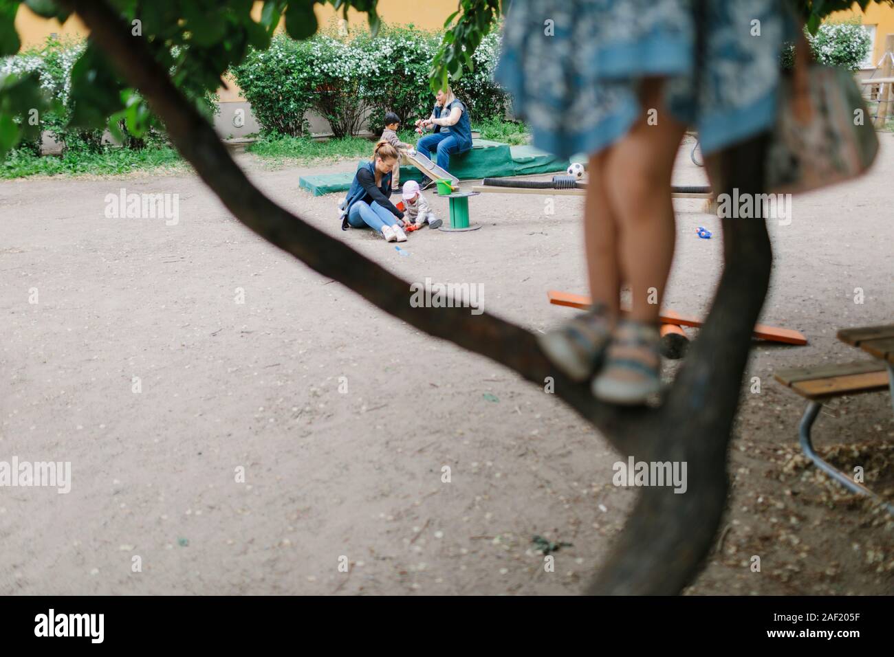 Bambini che giocano al di fuori Foto Stock