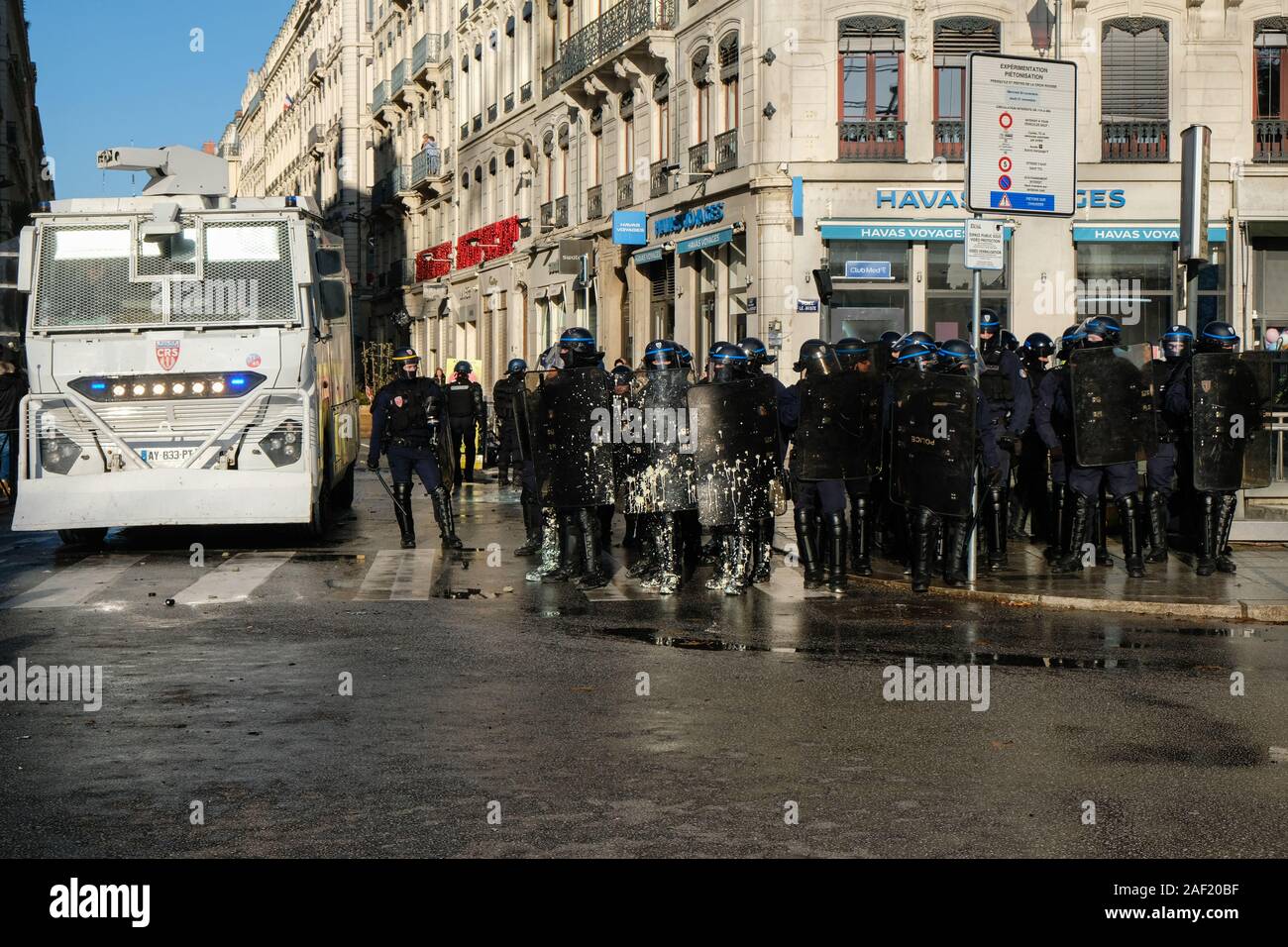 Dicembre 10, 2019, Lione, Auvergne-Rhône-Alpes, France-Demonstration contro la riforma delle pensioni - colpisce tra polizia e blocchi nero dimostranti Foto Stock