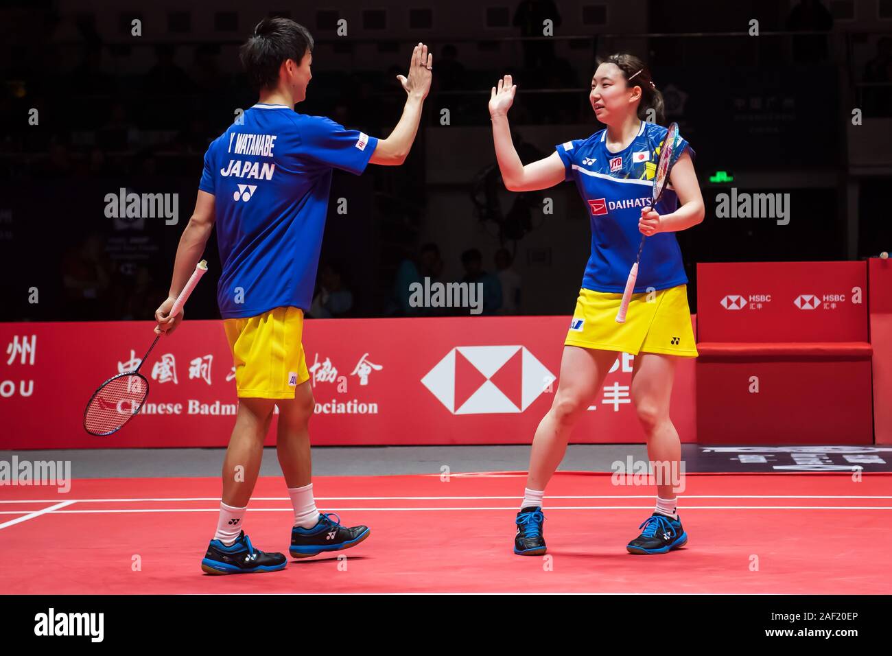 Professionali giapponesi badminton giocatori Yuta Watanabe e Arisa Higashino competere contro il cinese professional badminton giocatori Zheng Siwei e Huang Yaqiong alla fase di gruppo di doppi misti presso HSBC BWF World Tour Finals, città di Guangzhou, Cina orientale della provincia di Guangdong, 11 dicembre 2019. Chinese professional badminton giocatori Zheng Siwei e Huang Yaqiong furono sconfitti dai professionali giapponesi badminton giocatori Yuta Watanabe e Arisa Higashino con 0-2. Foto Stock