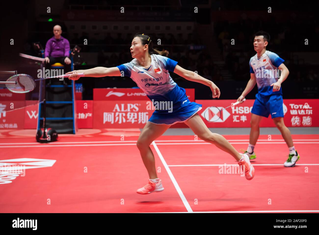 Chinese professional badminton giocatori Zheng Siwei e Huang Yaqiong competere contro il giapponese professional badminton giocatori Yuta Watanabe e Arisa Higashino alla fase di gruppo di doppi misti presso HSBC BWF World Tour Finals, città di Guangzhou, Cina orientale della provincia di Guangdong, 11 dicembre 2019. Chinese professional badminton giocatori Zheng Siwei e Huang Yaqiong furono sconfitti dai professionali giapponesi badminton giocatori Yuta Watanabe e Arisa Higashino con 0-2. Foto Stock