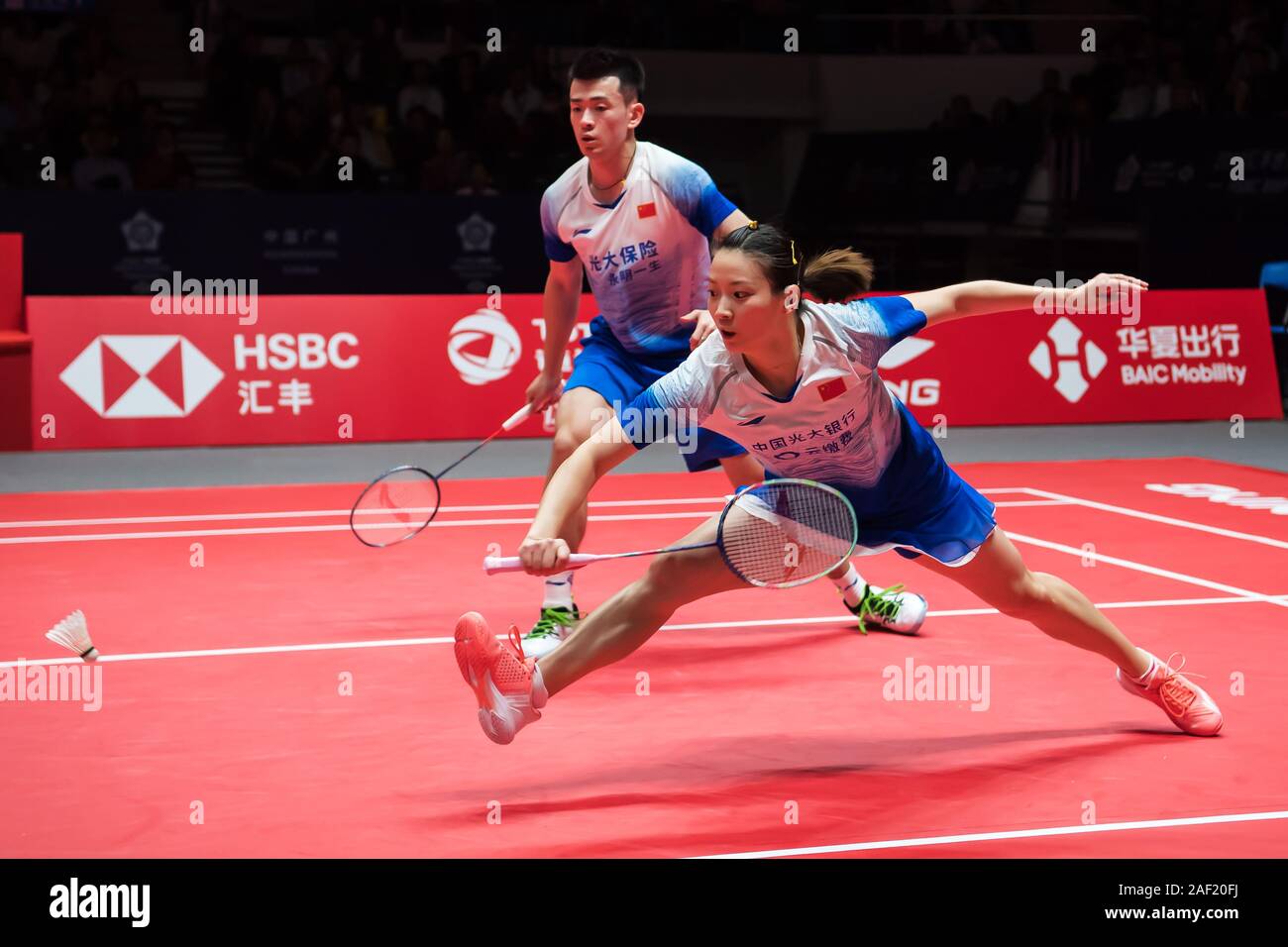 Chinese professional badminton giocatori Zheng Siwei e Huang Yaqiong competere contro il giapponese professional badminton giocatori Yuta Watanabe e Arisa Higashino alla fase di gruppo di doppi misti presso HSBC BWF World Tour Finals, città di Guangzhou, Cina orientale della provincia di Guangdong, 11 dicembre 2019. Chinese professional badminton giocatori Zheng Siwei e Huang Yaqiong furono sconfitti dai professionali giapponesi badminton giocatori Yuta Watanabe e Arisa Higashino con 0-2. Foto Stock