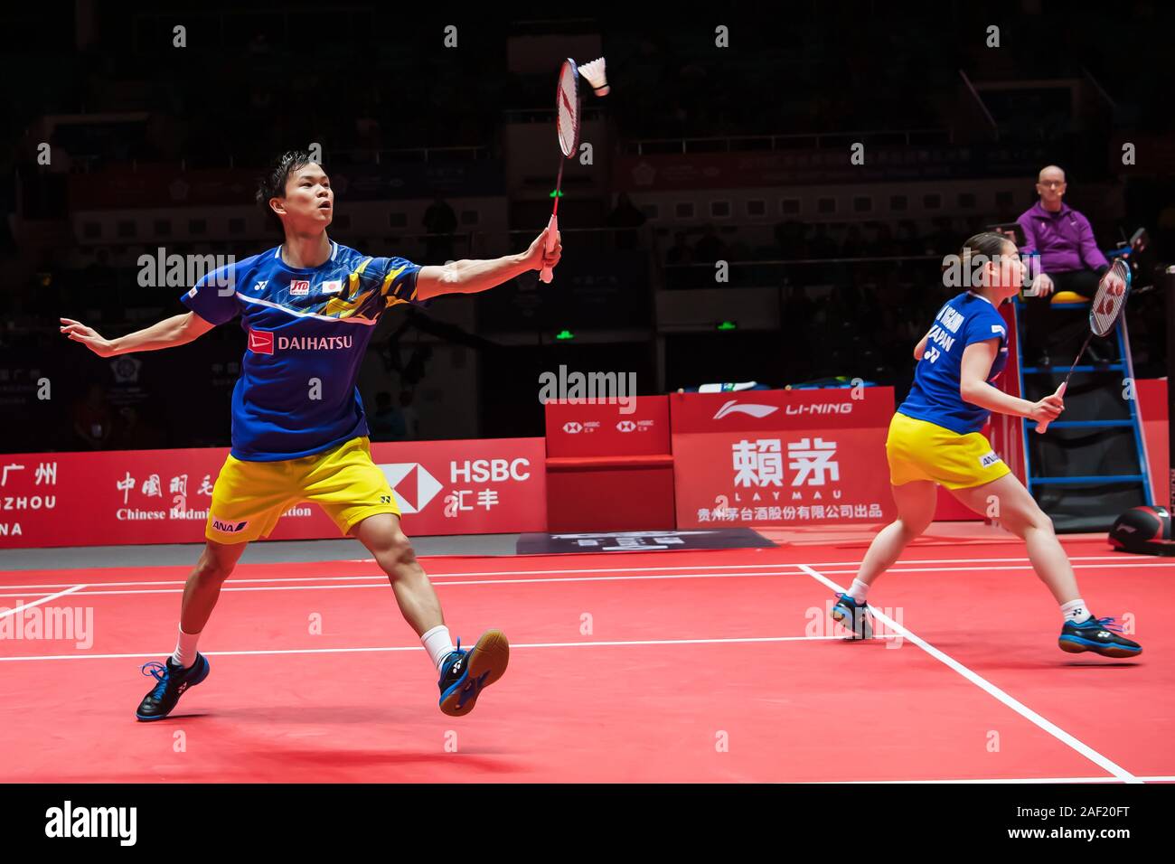 Professionali giapponesi badminton giocatori Yuta Watanabe e Arisa Higashino competere contro il cinese professional badminton giocatori Zheng Siwei e Huang Yaqiong alla fase di gruppo di doppi misti presso HSBC BWF World Tour Finals, città di Guangzhou, Cina orientale della provincia di Guangdong, 11 dicembre 2019. Chinese professional badminton giocatori Zheng Siwei e Huang Yaqiong furono sconfitti dai professionali giapponesi badminton giocatori Yuta Watanabe e Arisa Higashino con 0-2. Foto Stock